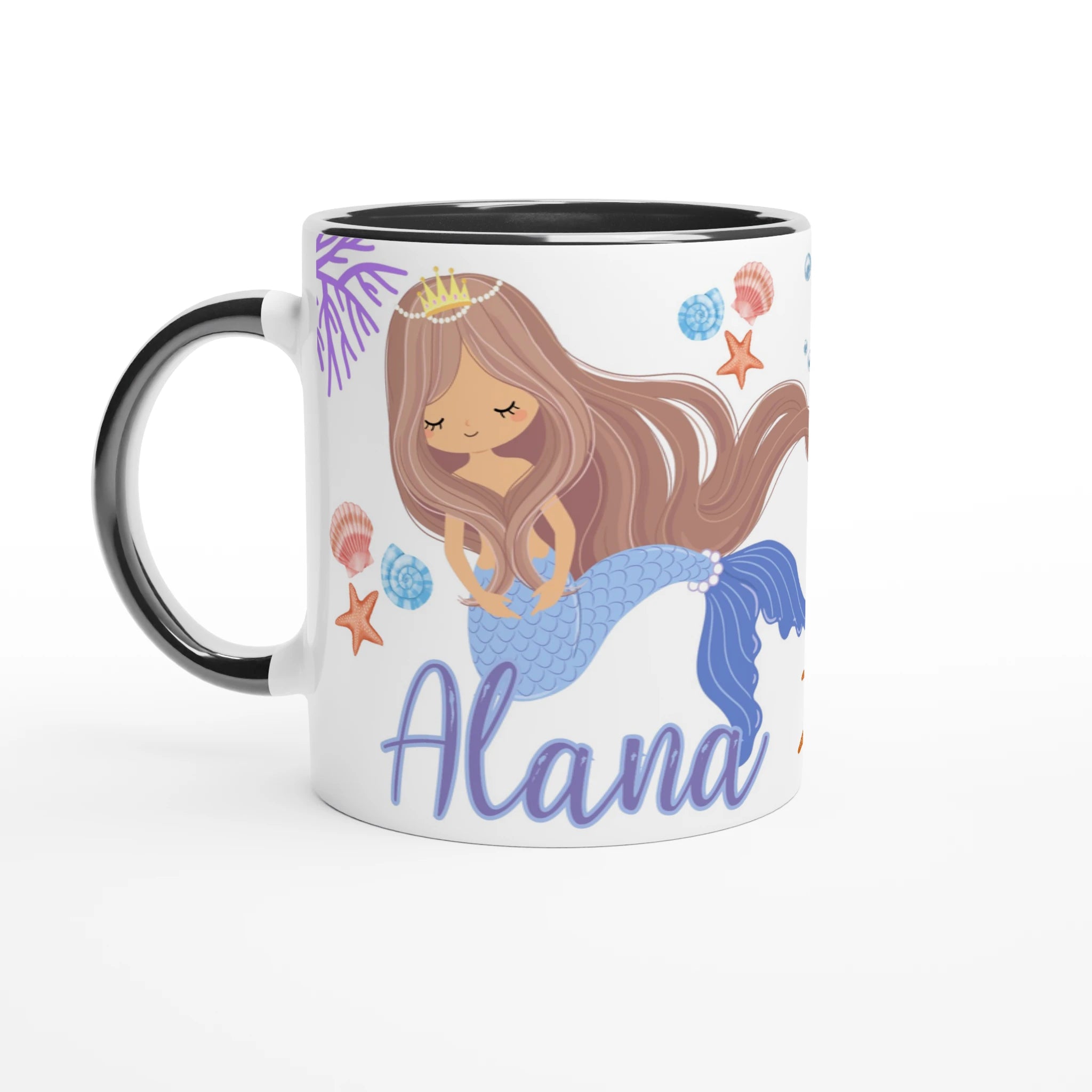 Mug personnalisé avec illustration de sirène princesse, décor marin et coquillages, intérieur noir, idéal pour une touche chic.