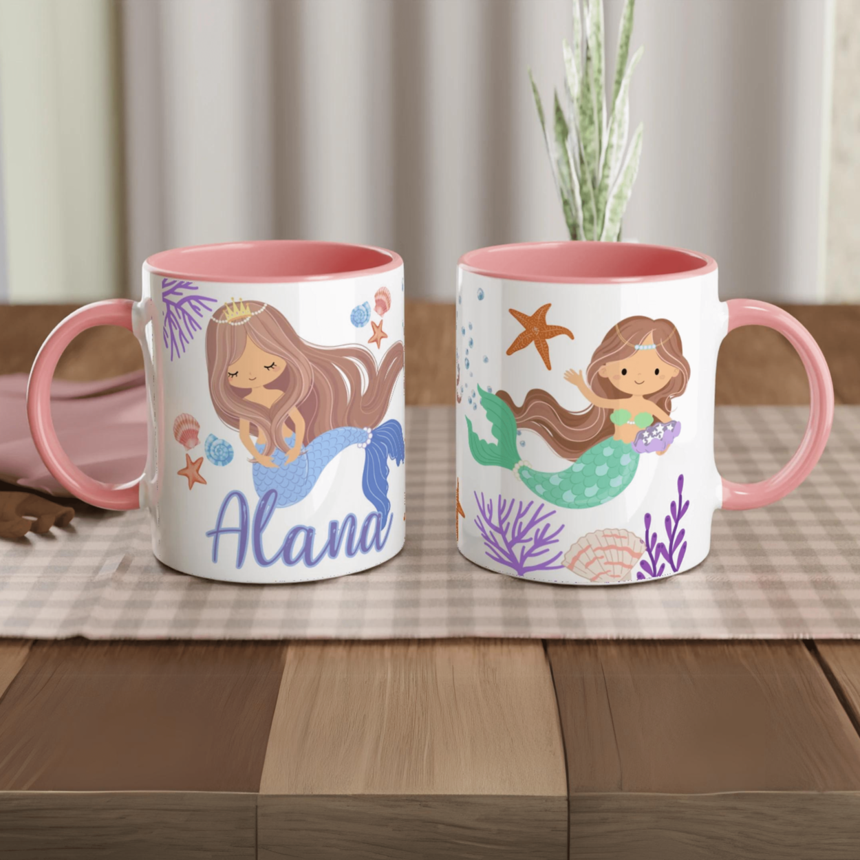Tasse personnalisée avec motifs de sirène princesse, coraux et coquillages, intérieur rose, parfaite pour un cadeau fille élégant.