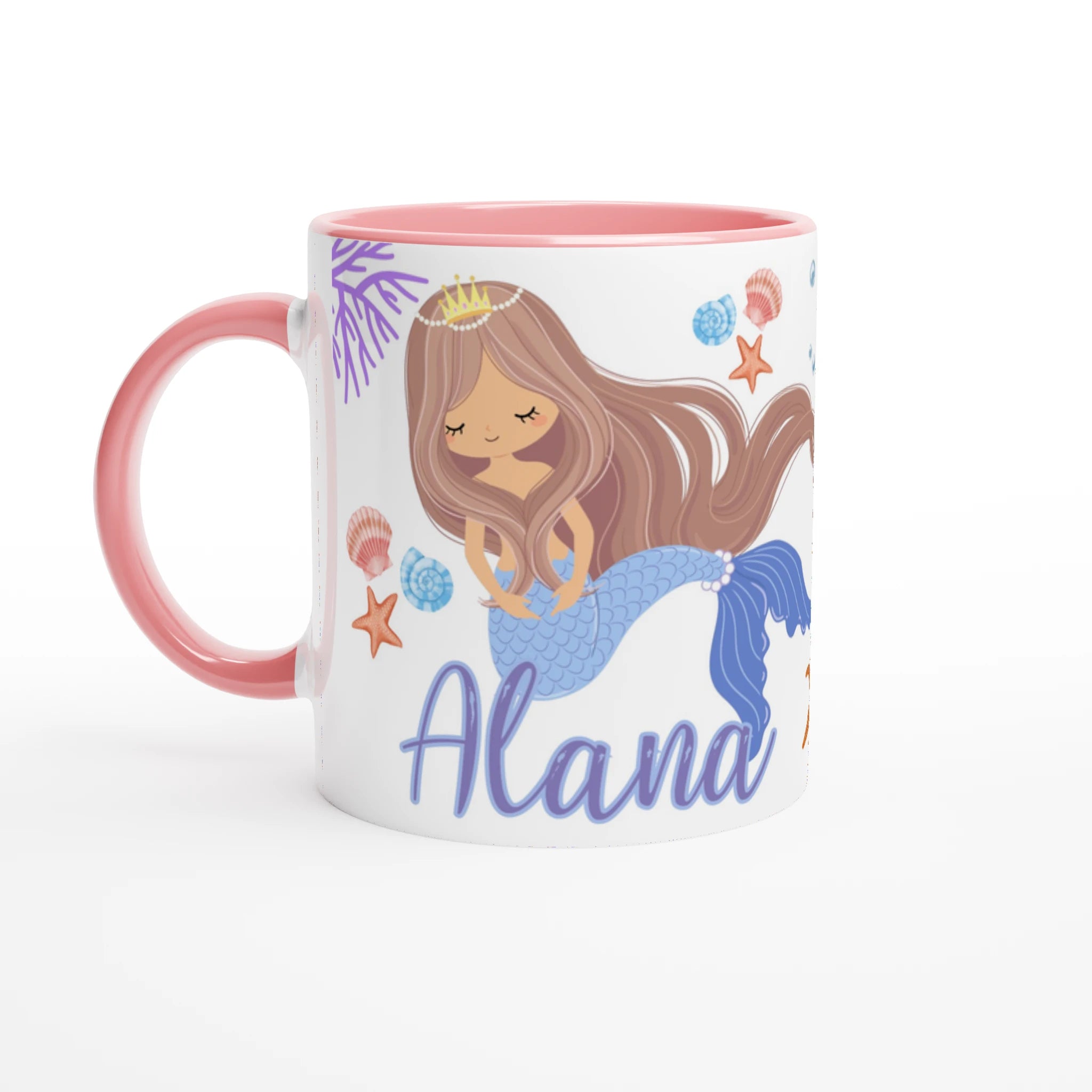 Tasse personnalisée avec motifs de sirène princesse, coraux et coquillages, intérieur rose, parfaite pour un cadeau fille élégant.