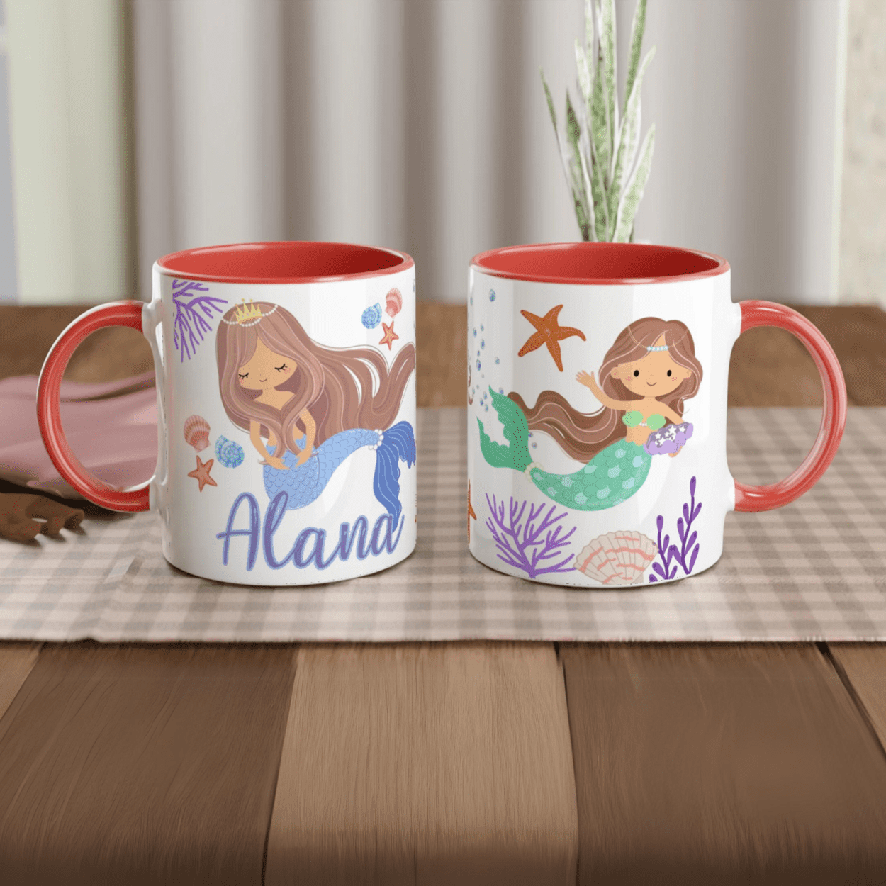 Mug personnalisé avec motifs de sirène princesse et décor marin, intérieur rouge, parfait pour un cadeau unique.