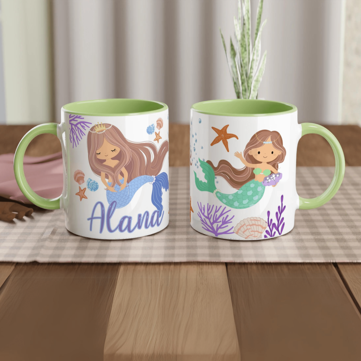 Tasse personnalisée avec décor de sirène princesse, coquillages et étoiles de mer, intérieur vert, idéale pour un cadeau coloré.