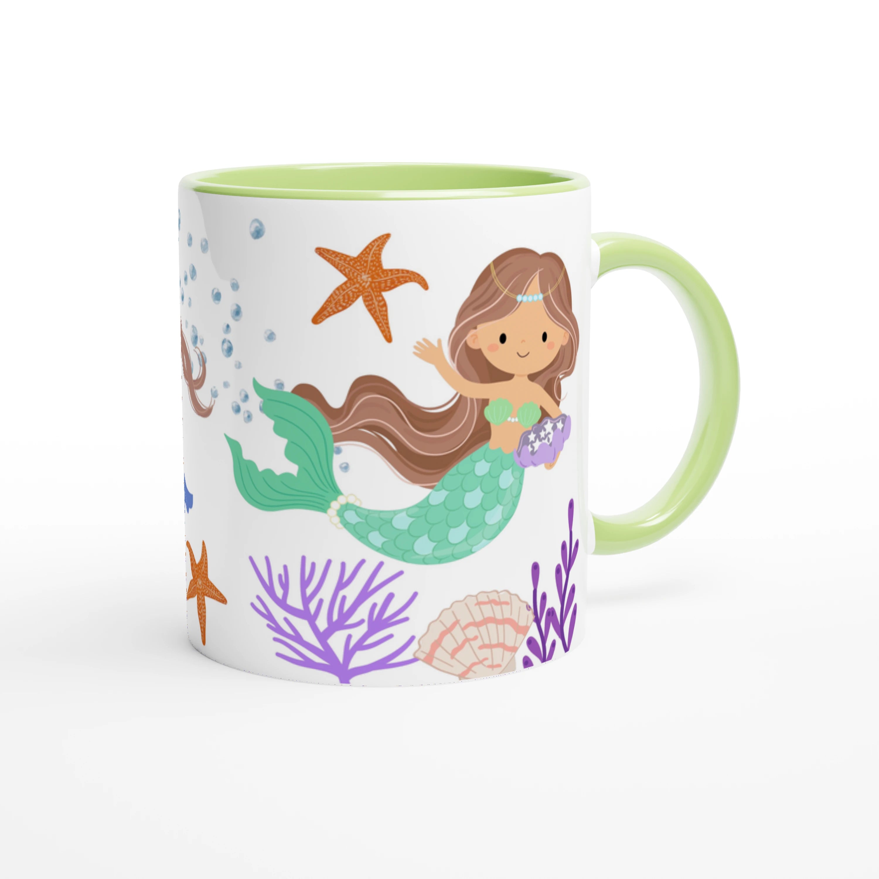 Tasse personnalisée avec décor de sirène princesse, coquillages et étoiles de mer, intérieur vert, idéale pour un cadeau coloré.