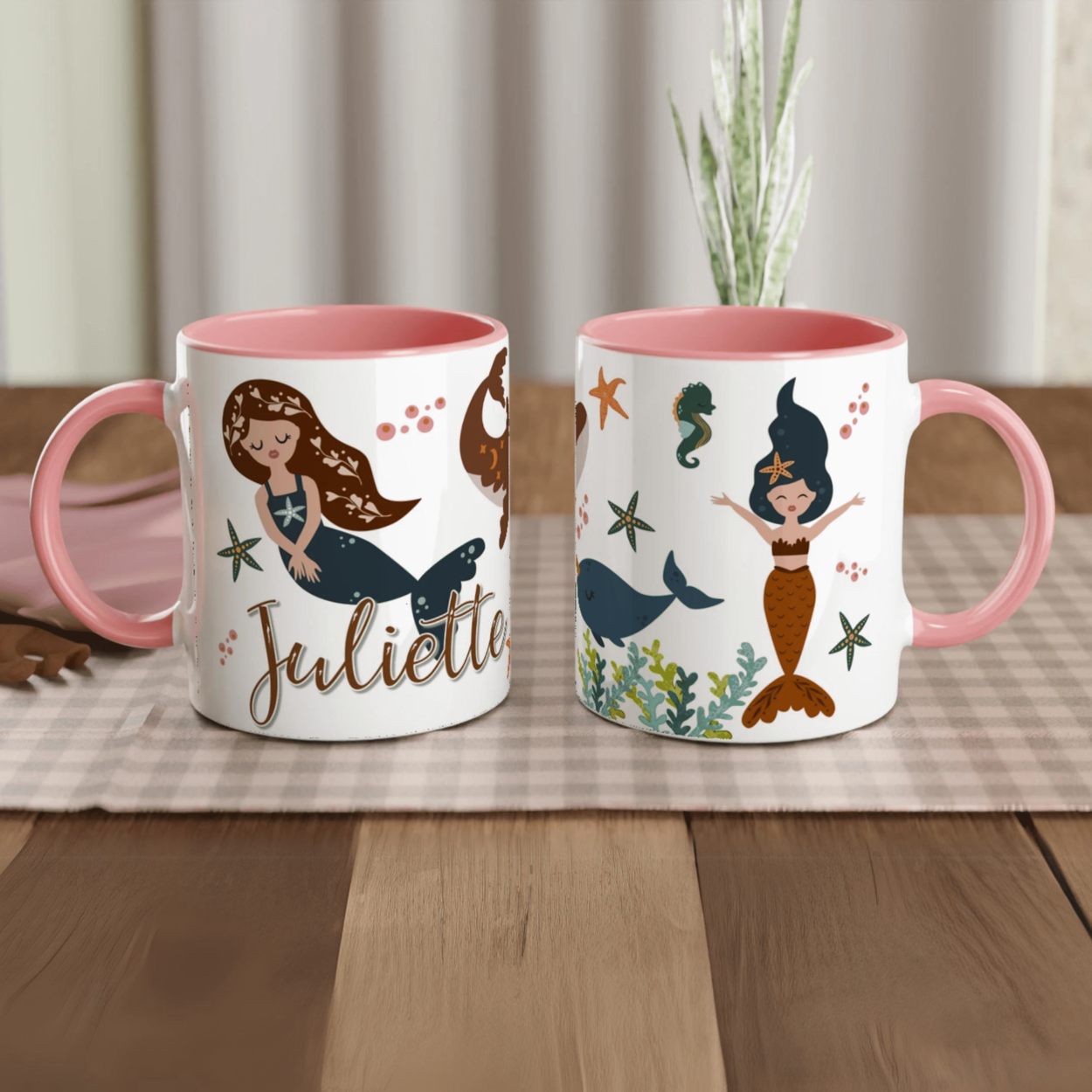 Tasse personnalisée avec motifs de sirènes et éléments marins, intérieur rose, parfaite pour un cadeau fille élégant.