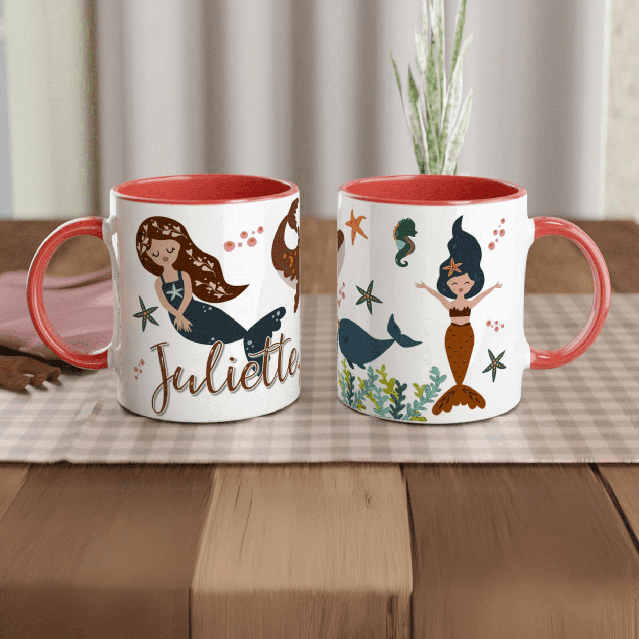 Mug personnalisé avec sirènes et décor marin, intérieur rouge, parfait pour un cadeau unique pour une passionnée de l’océan.