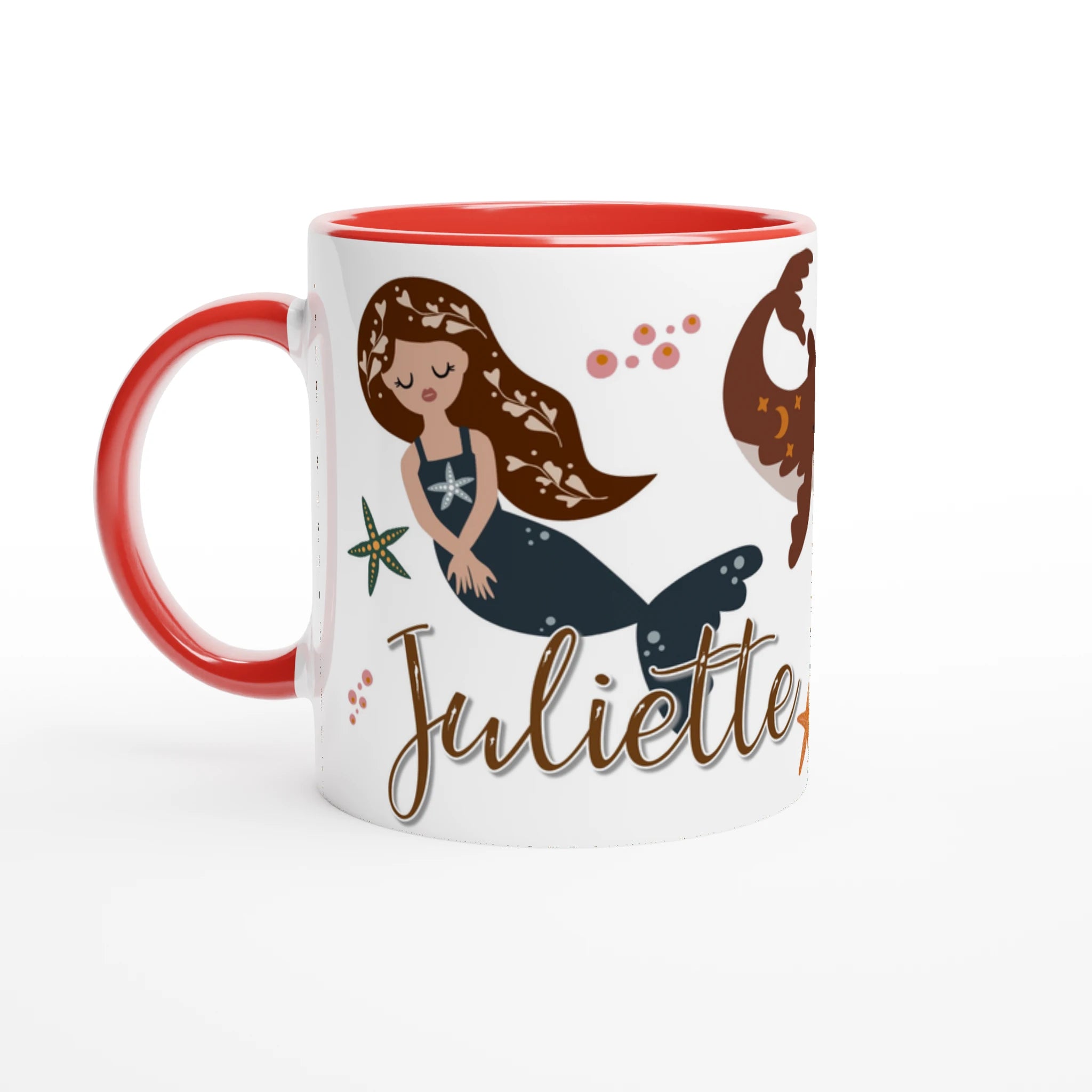 Mug personnalisé avec sirènes et décor marin, intérieur rouge, parfait pour un cadeau unique pour une passionnée de l’océan.