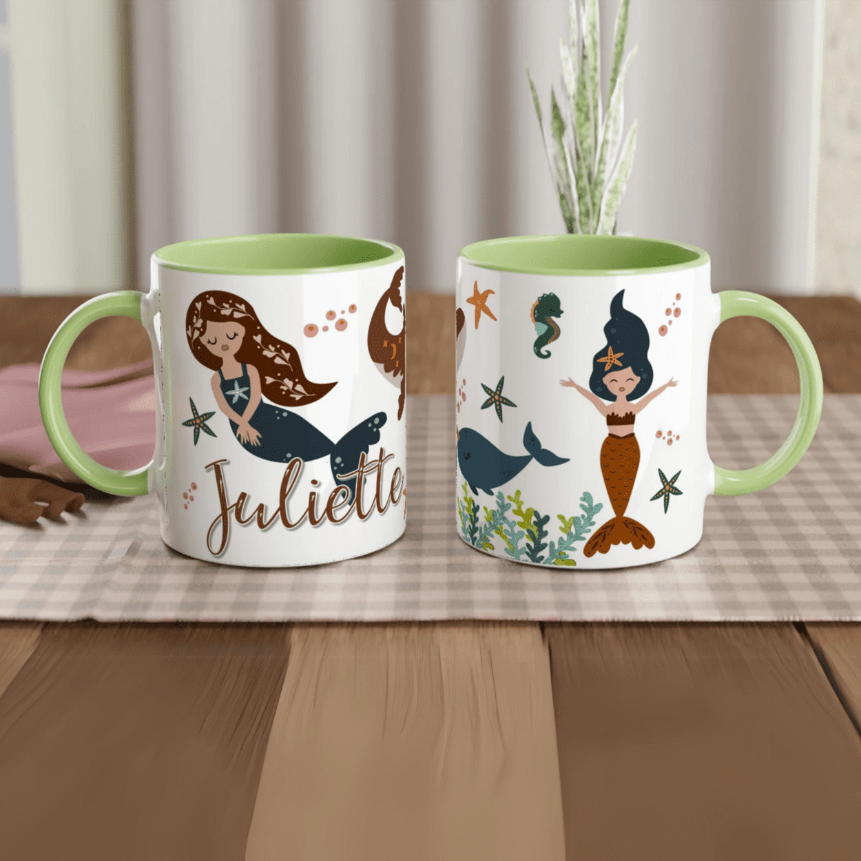 Tasse personnalisée avec décor de sirènes, intérieur vert, idéale pour un cadeau coloré et original.