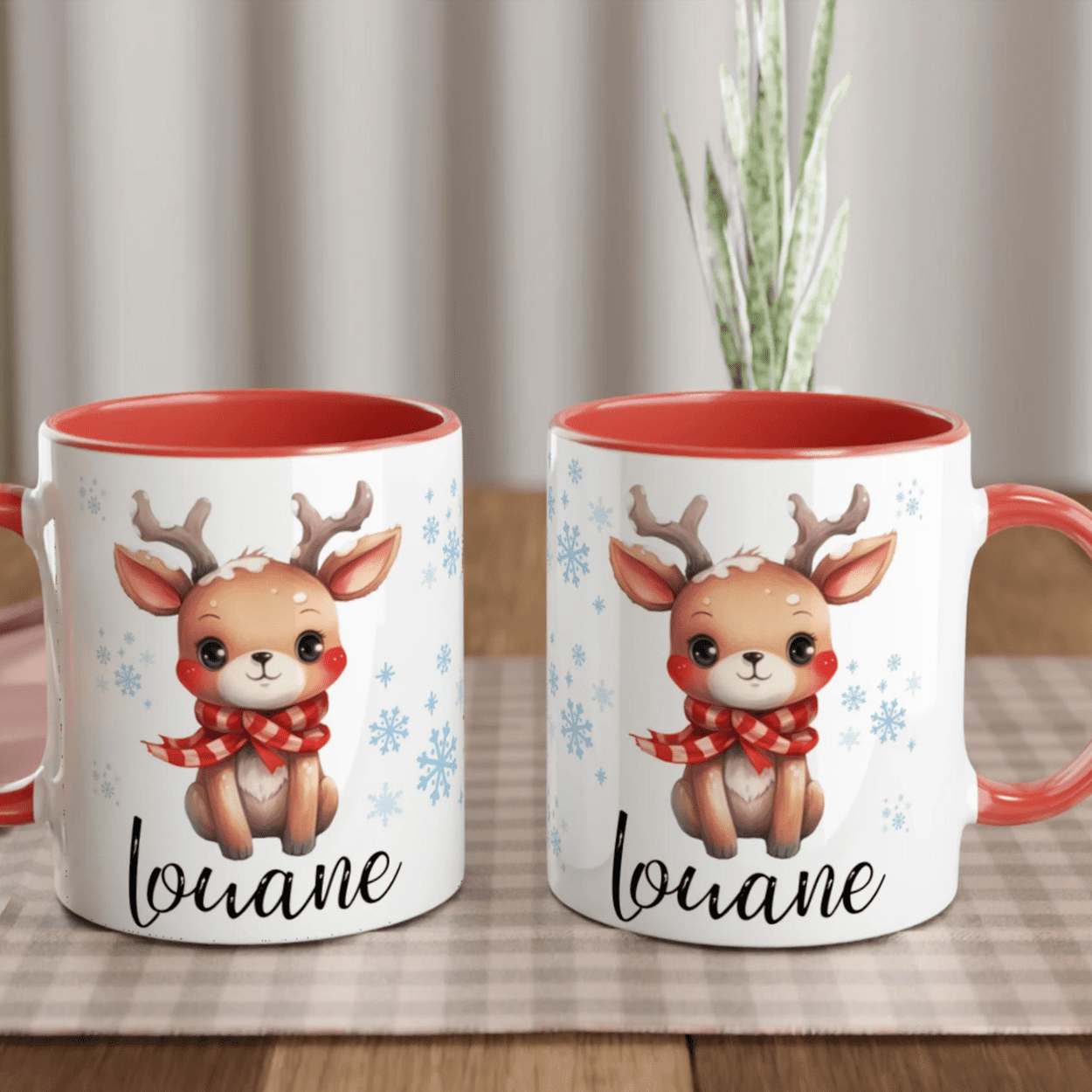 Mug personnalisé enfant avec renne et prénom, intérieur rouge, parfait pour un cadeau de Noël.