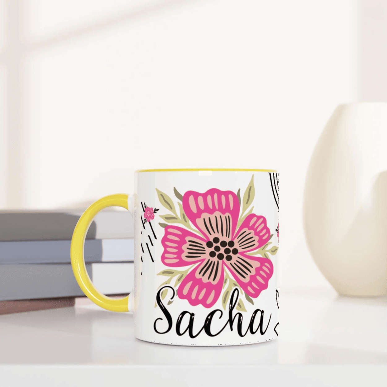 Mug prénom personnalisé avec motif floral bohème, intérieur jaune, cadeau coloré et tendance.