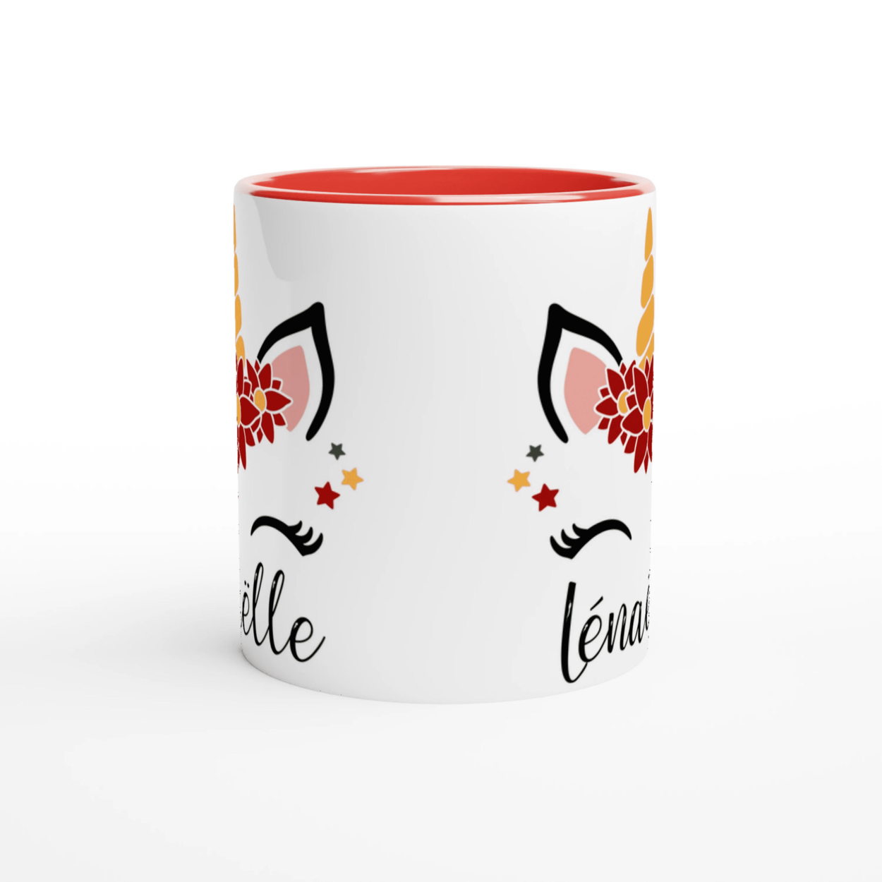 Mug blanc décor licorne de Noël avec couronne de fleurs rouges, étoiles festives et corne dorée, anse rouge et intérieur rouge.