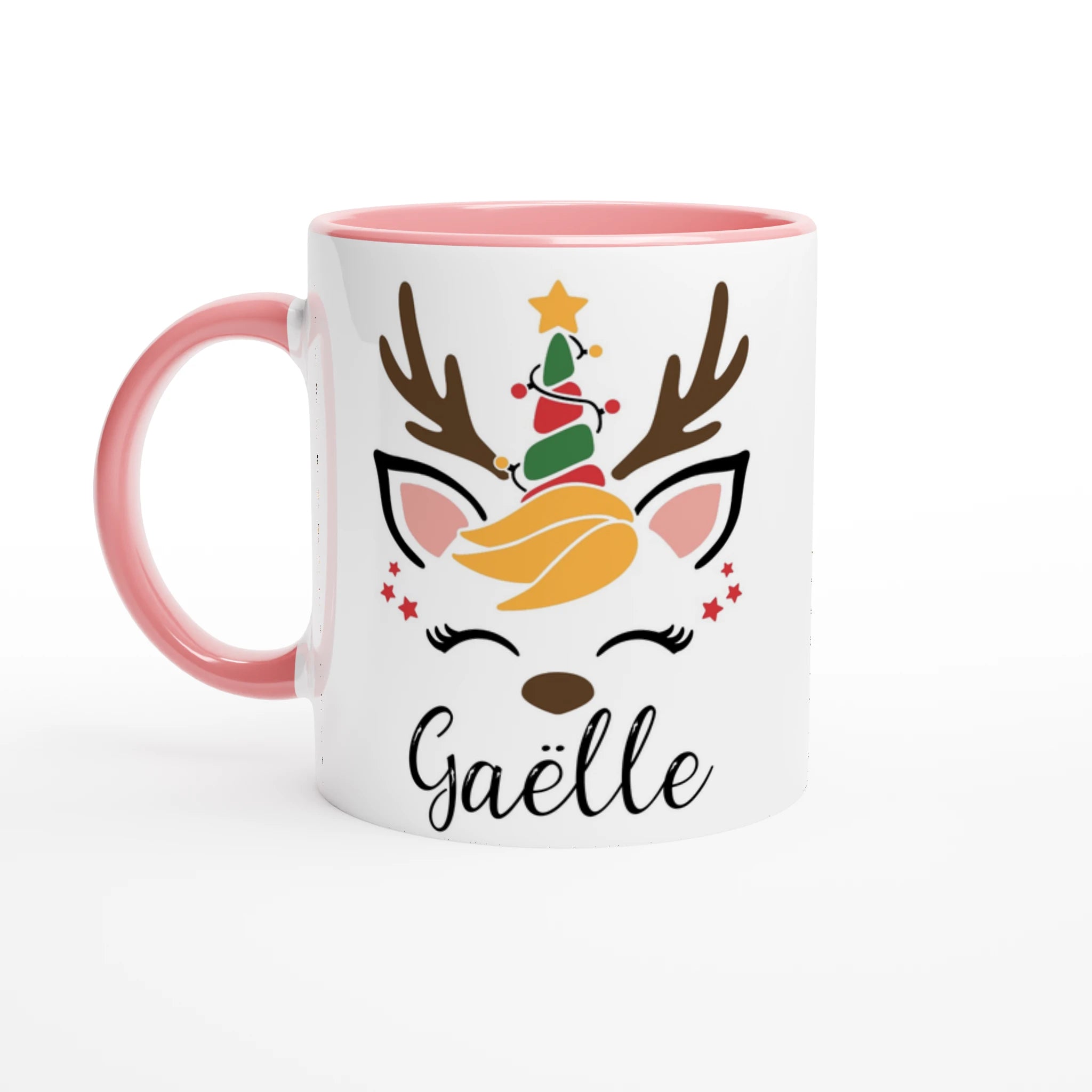 Mug blanc illustration renne fantaisie avec sapin de Noël, anse rose et intérieur rose, style doux et festif.