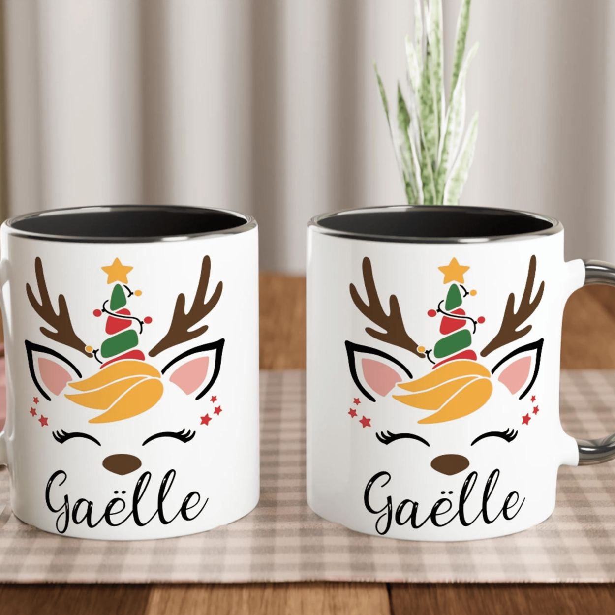 Mug blanc décor rennes festif avec sapin de Noël stylisé, anse noire et intérieur noir, illustration hivernale joyeuse.