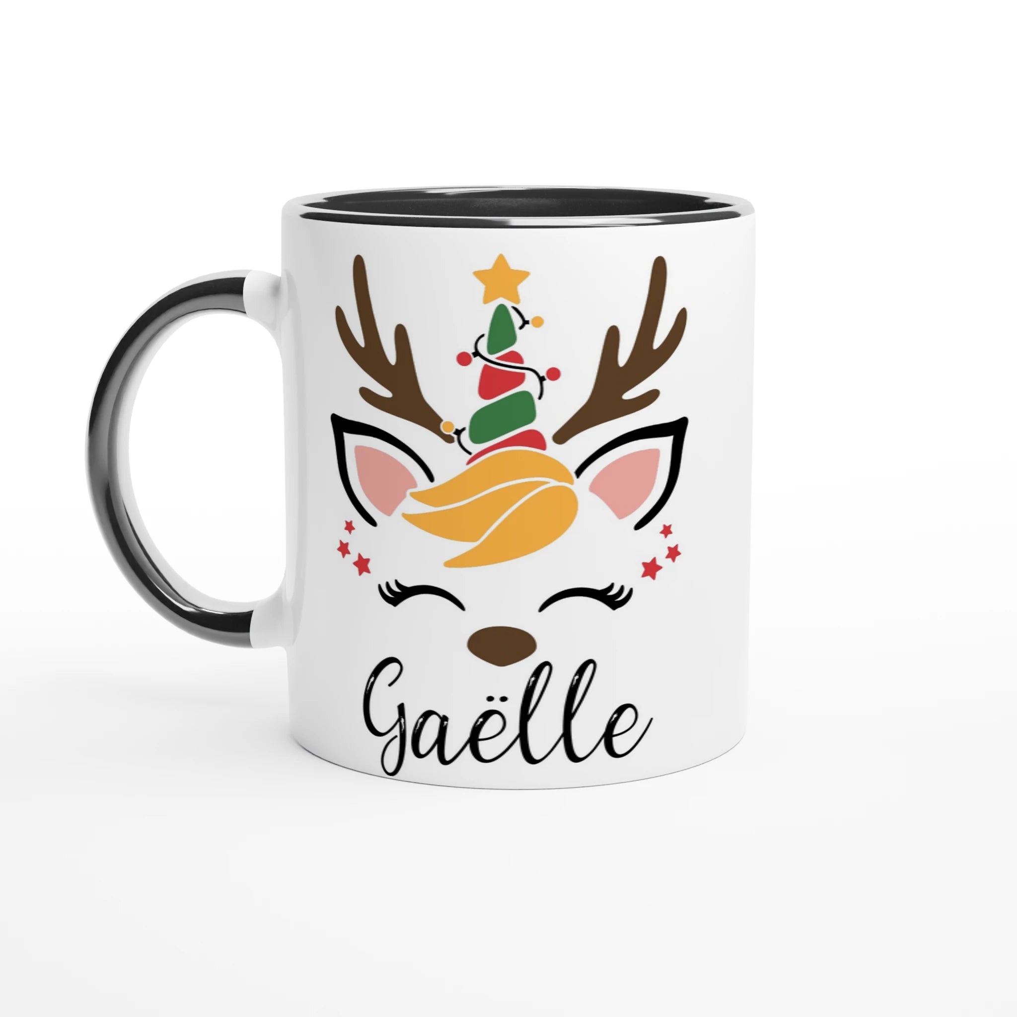 Mug blanc décor rennes festif avec sapin de Noël stylisé, anse noire et intérieur noir, illustration hivernale joyeuse.