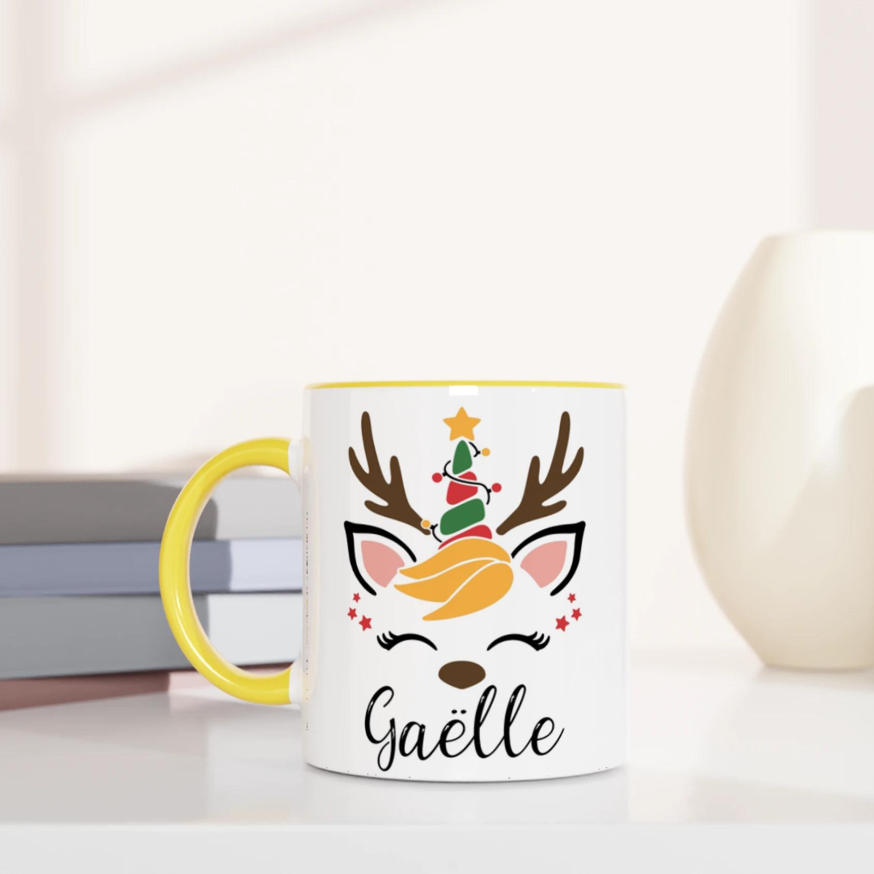 Mug blanc décor renne de Noël avec sapin stylisé, anse jaune et intérieur jaune, visuel lumineux et joyeux.
