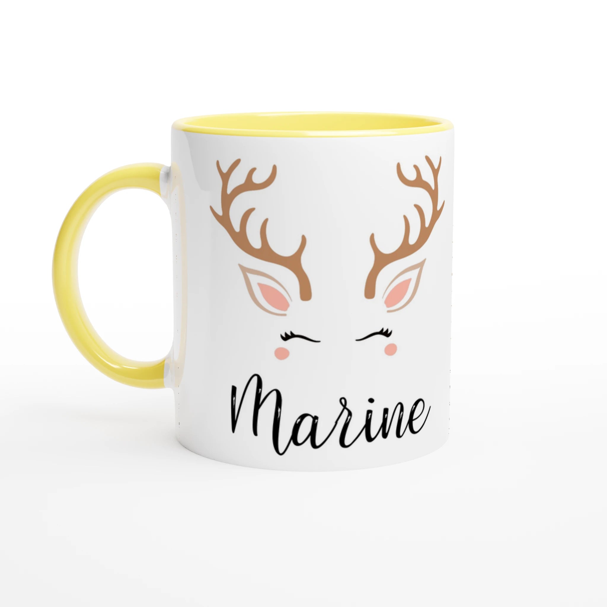 Mug blanc de Noël avec illustration de renne minimaliste, joues rosées et bois élégants, anse jaune et intérieur jaune.