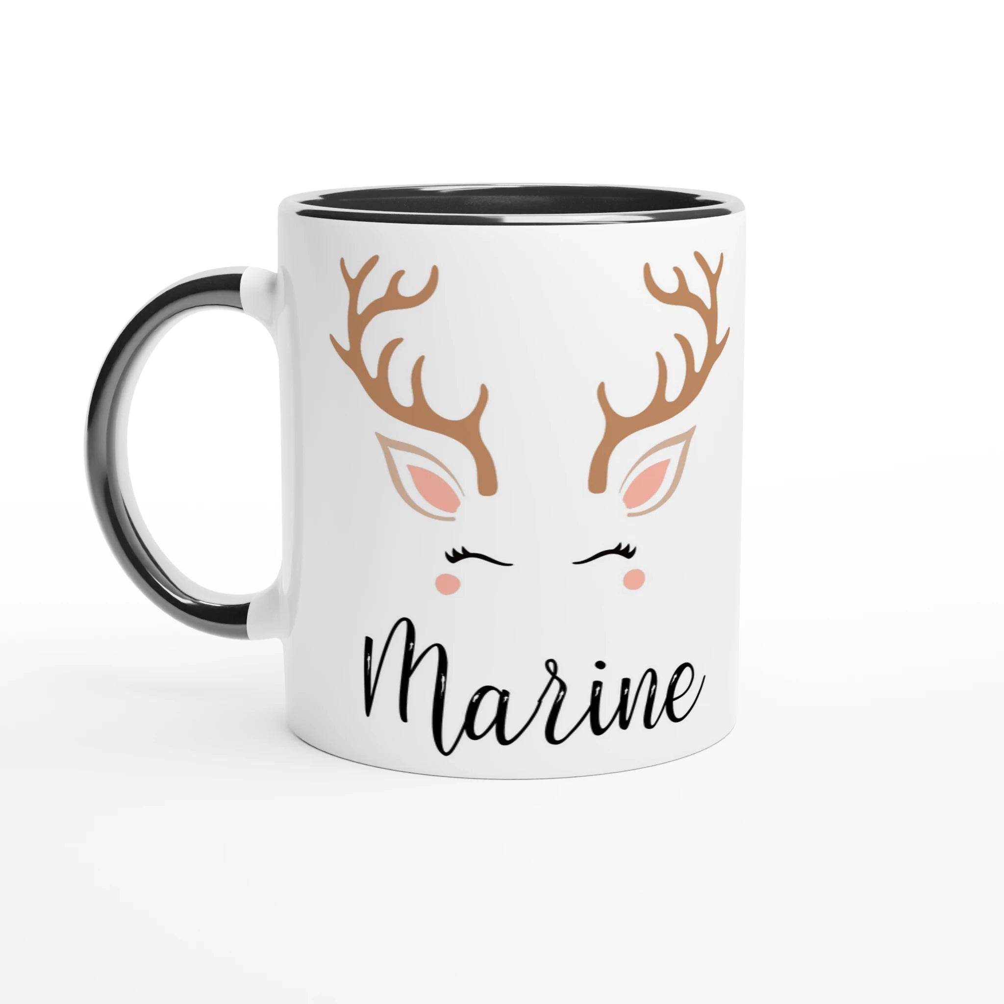 Mug de Noël blanc avec visage de renne minimaliste, yeux fermés et bois marron, anse noire et intérieur noir.