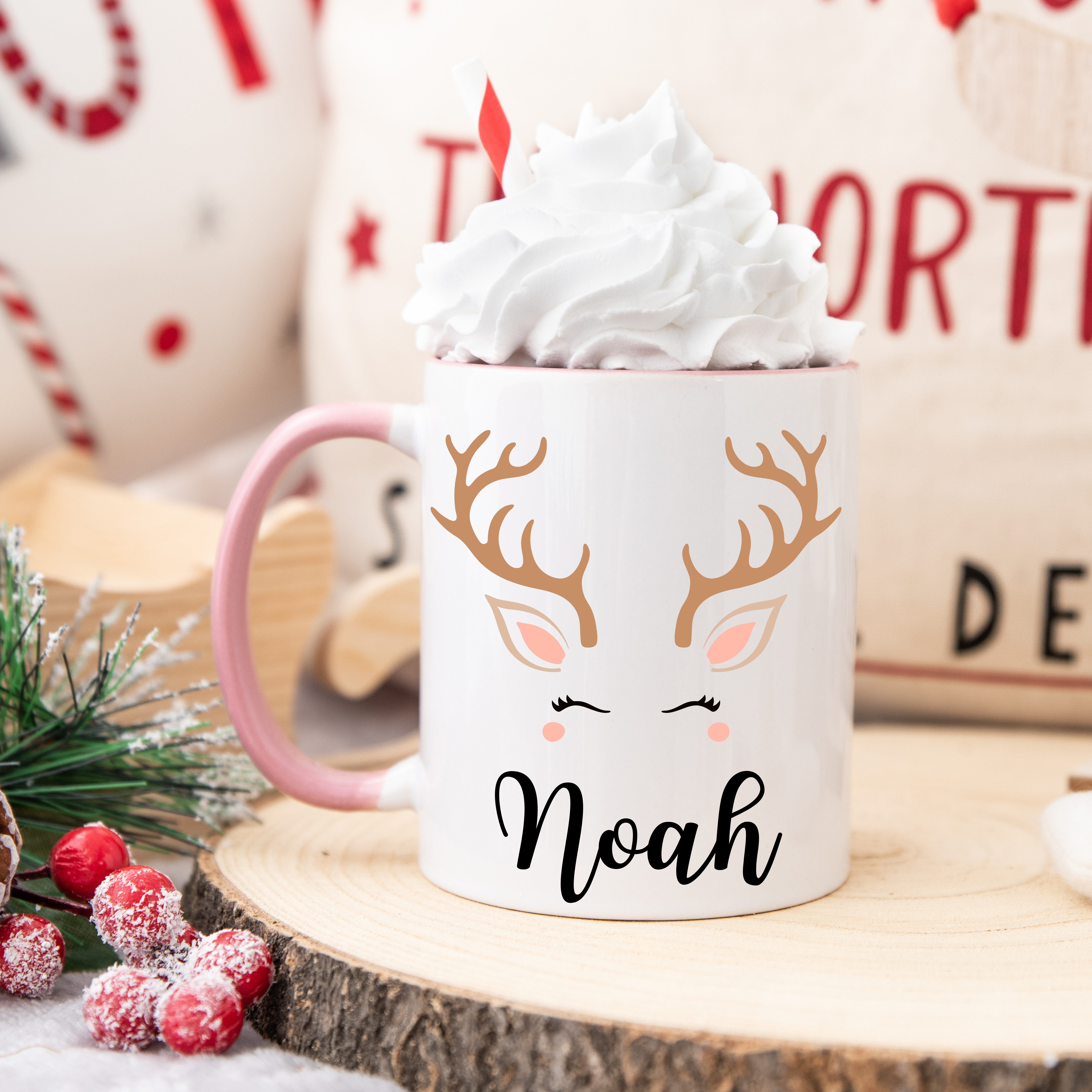 Mug de Noël avec renne graphique au style doux et épuré, anse rose et intérieur rose.