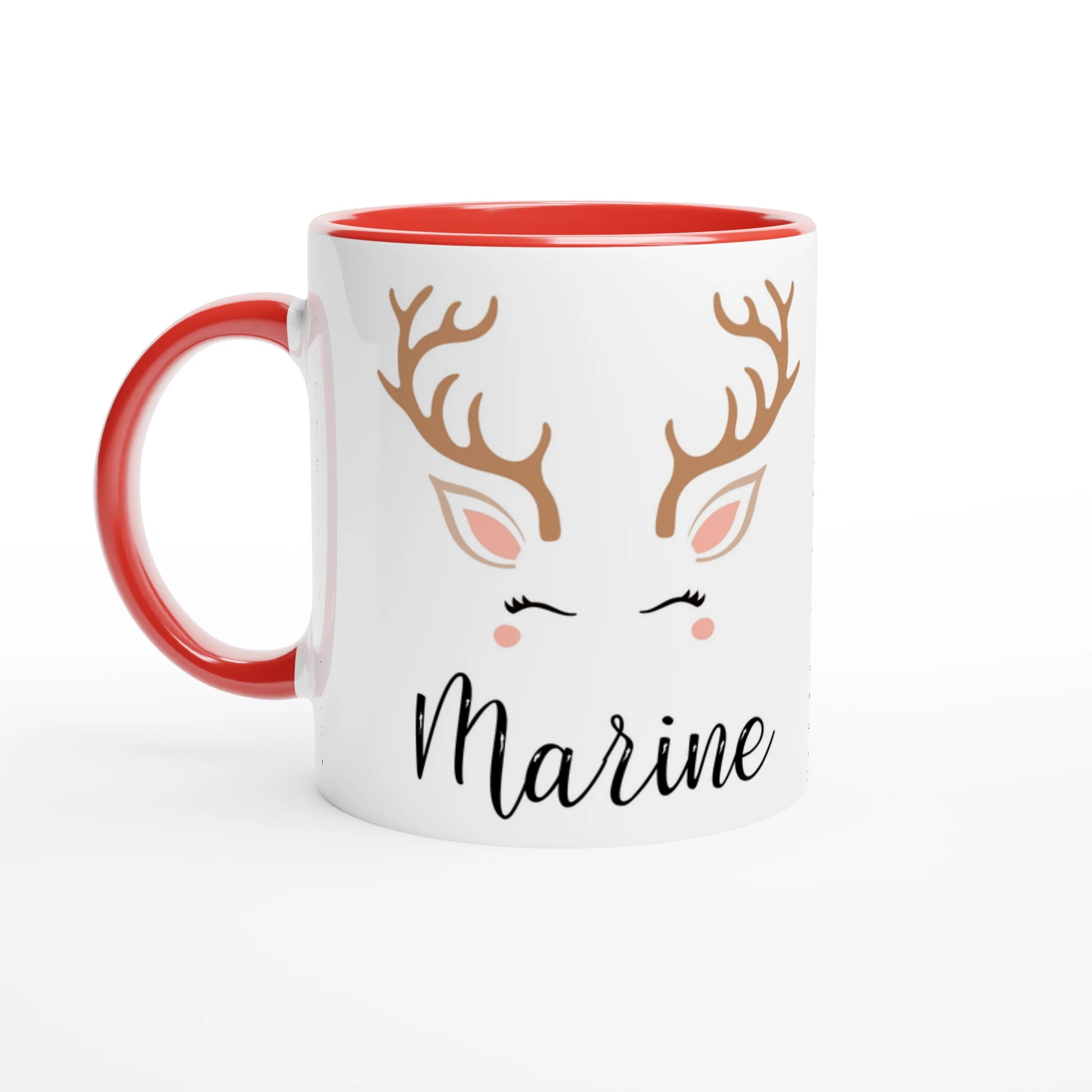 Mug de Noël décoré d’un renne stylisé aux yeux fermés, design épuré, anse rouge et intérieur rouge.