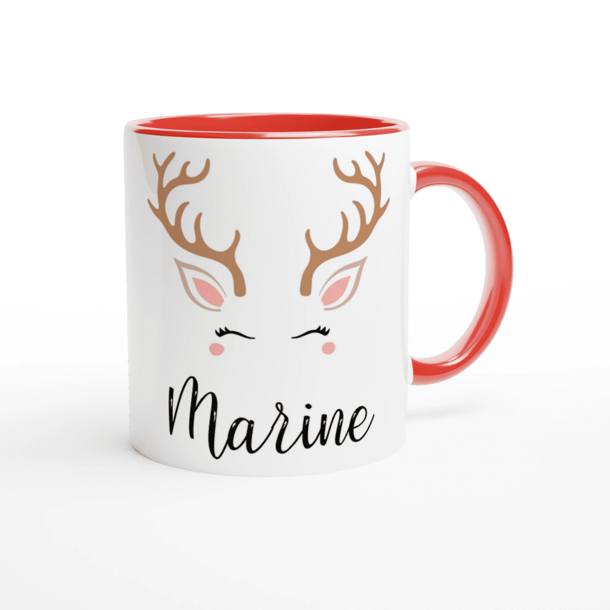 Mug de Noël décoré d’un renne stylisé aux yeux fermés, design épuré, anse rouge et intérieur rouge.