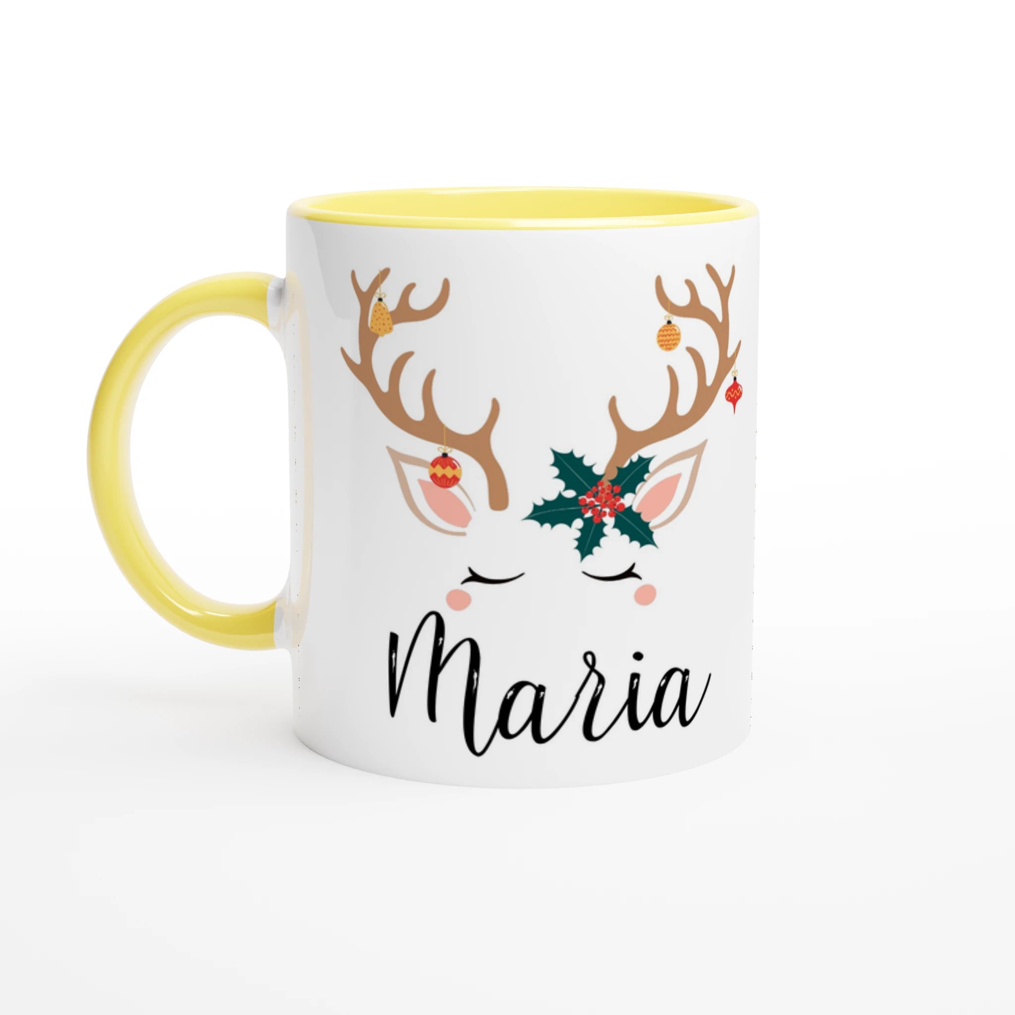 Mug de Noël avec motif renne, ornements festifs sur les bois et feuille de houx centrale, anse jaune et intérieur jaune.