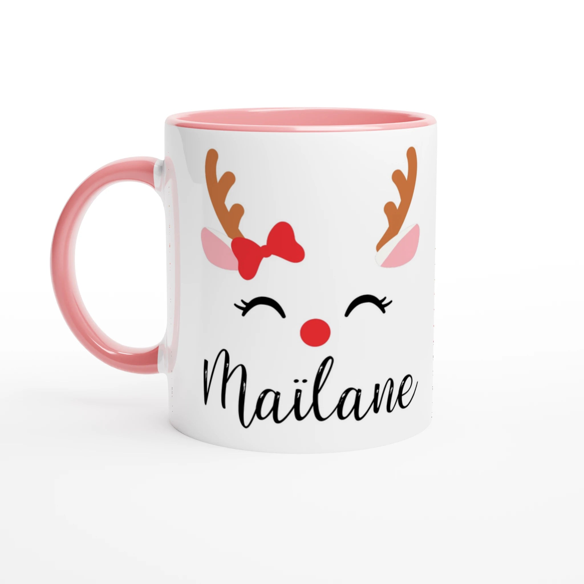 Mug de Noël décoré d’un renne festif avec nœud rouge et bois stylisés, anse rose et intérieur rose.