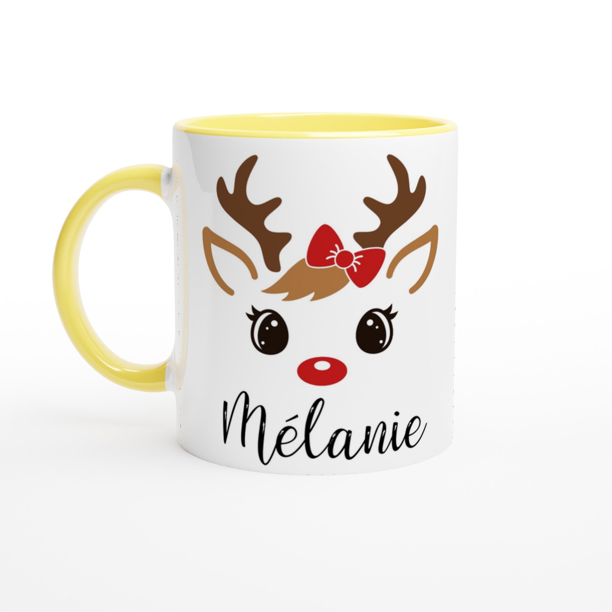 Mug de Noël avec illustration de renne aux yeux ouverts et nœud rouge, anse jaune et intérieur jaune.