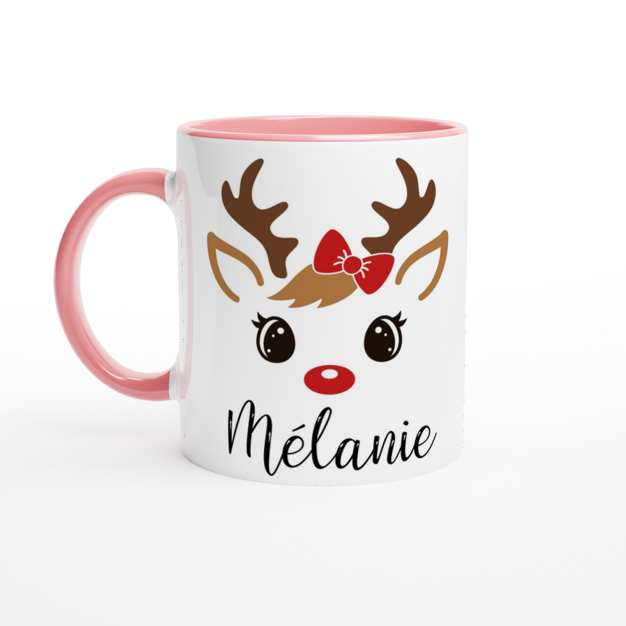 Mug de Noël illustré d’un renne mignon aux yeux ouverts et nœud rouge, anse rose et intérieur rose.