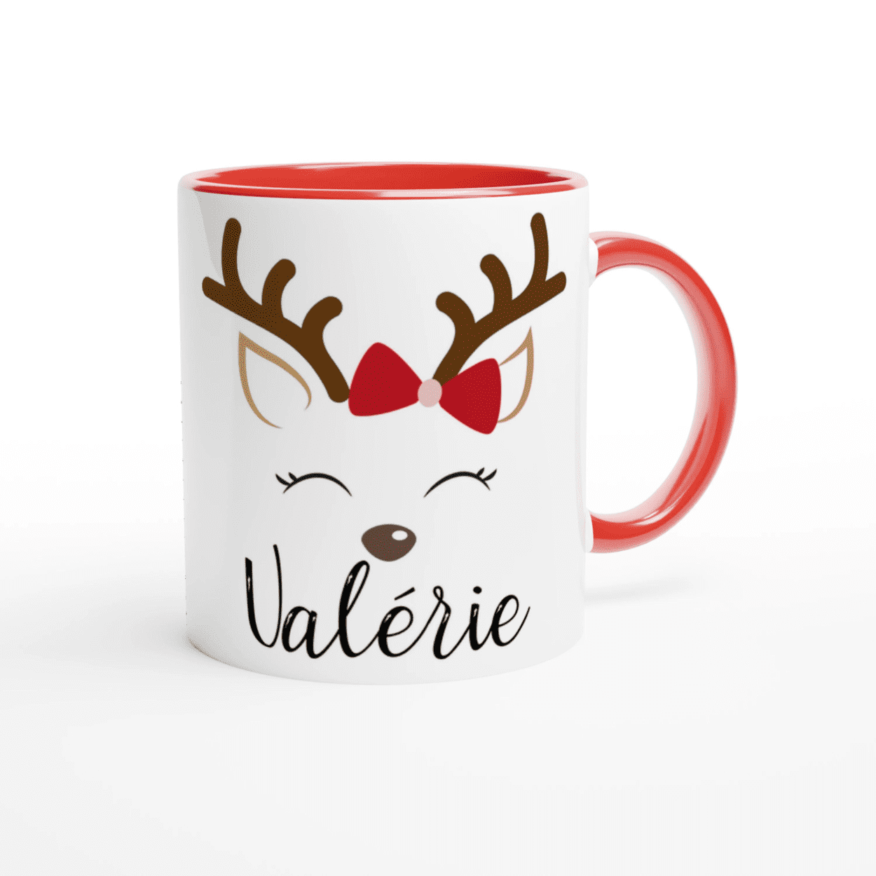 Mug de Noël blanc décoré d’un renne aux yeux fermés avec nœud rouge, anse rouge et intérieur rouge.
