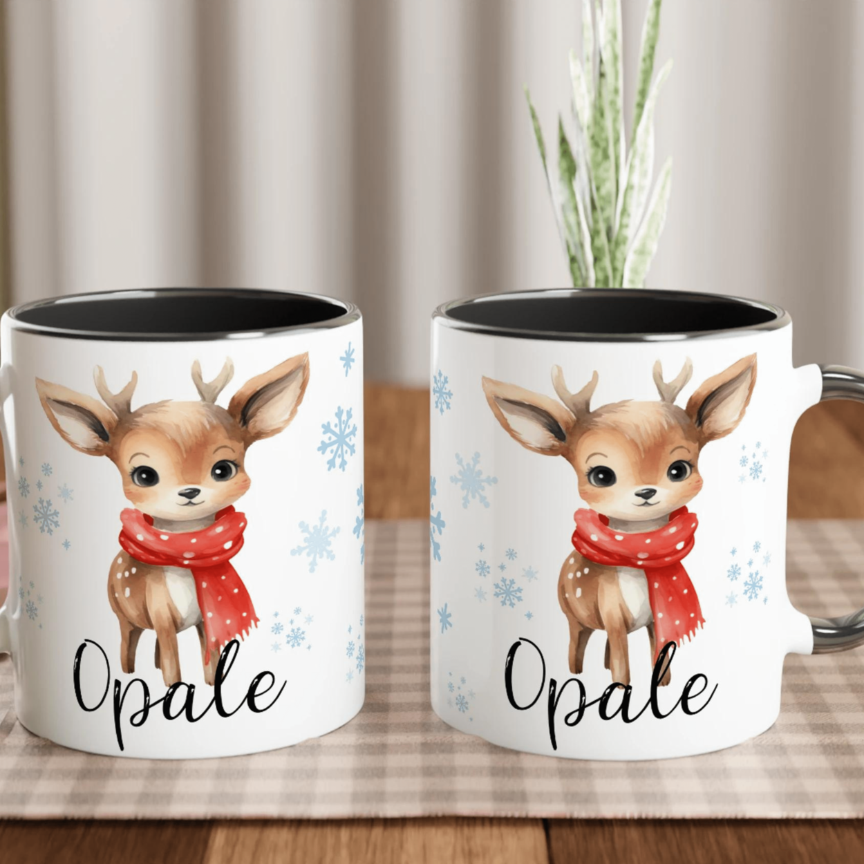 Mug personnalisé avec renne et prénom, intérieur noir, cadeau de Noël parfait pour enfants.