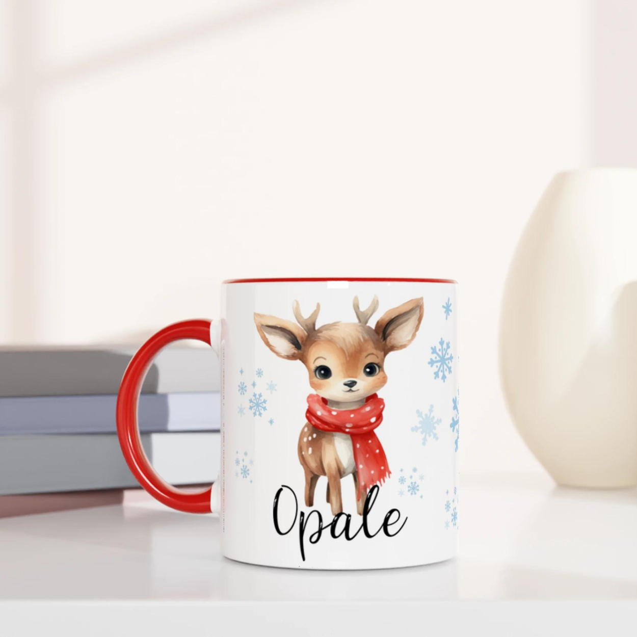 Mug prénom enfant avec renne, intérieur rouge, design hivernal idéal pour cadeau de Noël.