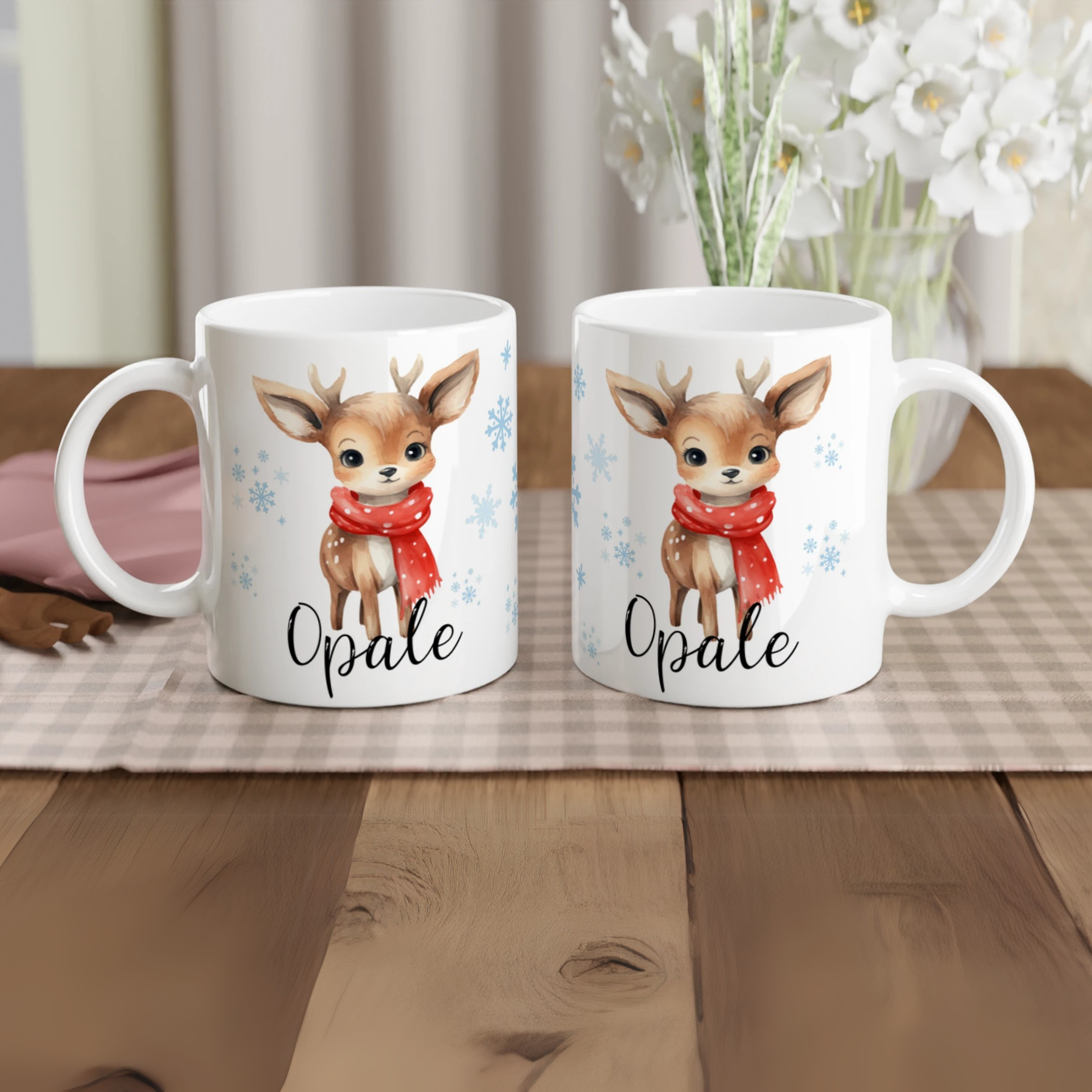 Mug personnalisé enfant avec renne et prénom, fond blanc, parfait pour Noël et l’hiver.