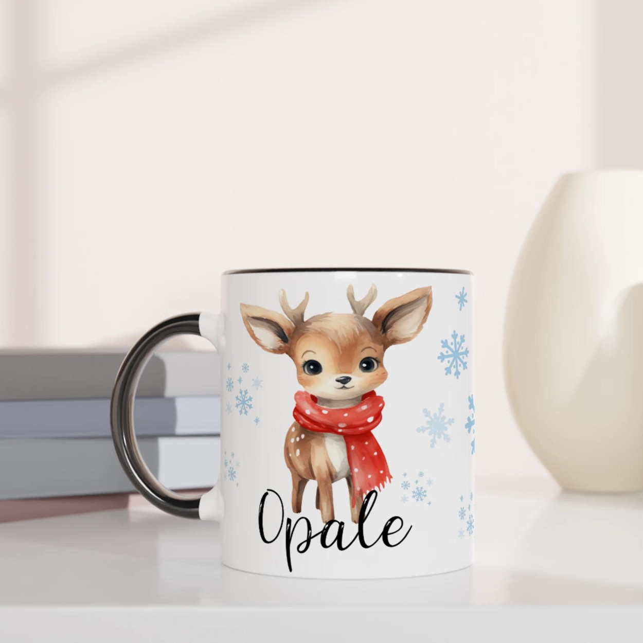 Mug personnalisé avec renne et prénom, intérieur noir, cadeau de Noël parfait pour enfants.