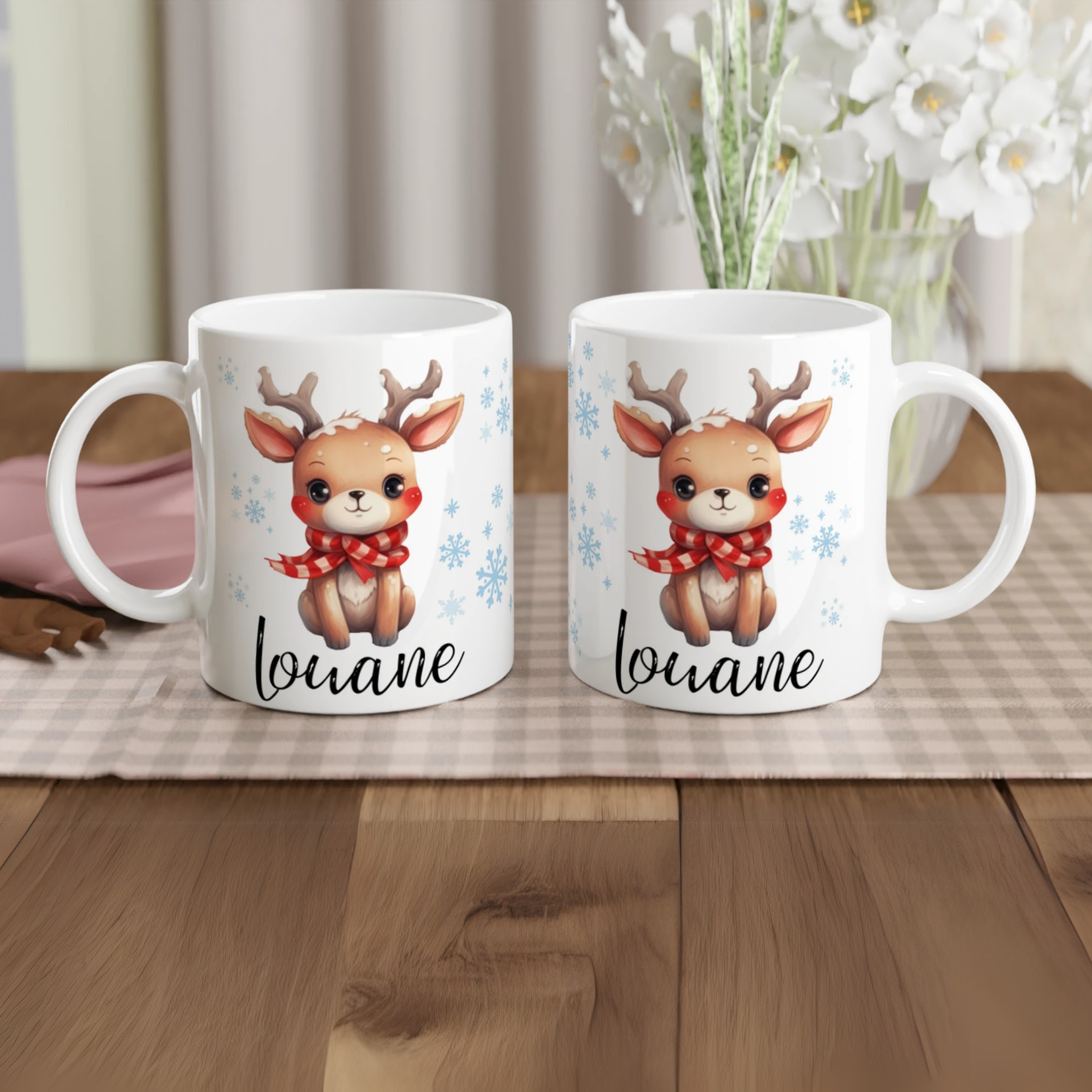 Mug prénom enfant avec renne, intérieur blanc, design hivernal idéal pour Noël et l’hiver.