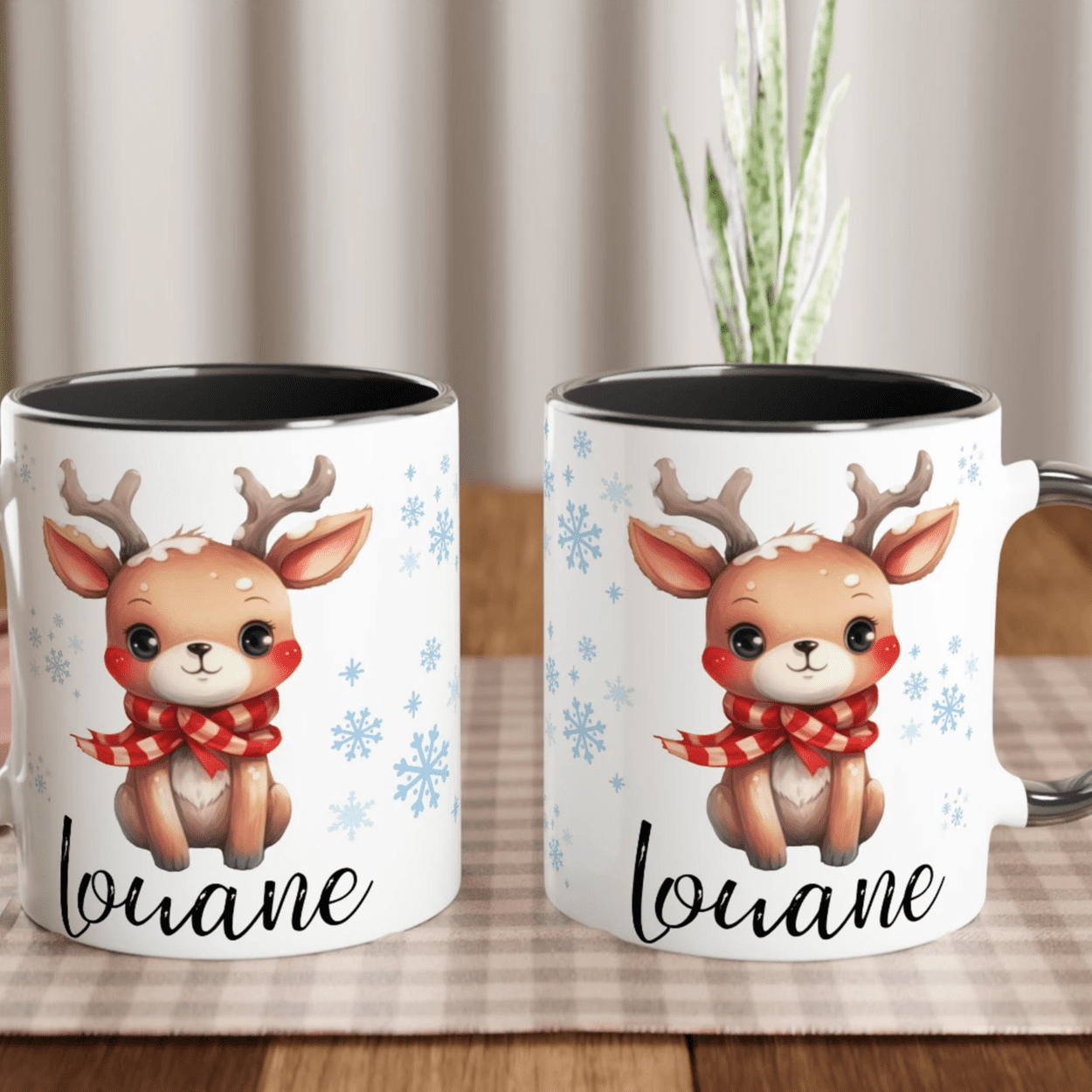 Mug prénom personnalisé avec renne, intérieur noir, idéal pour Noël et la déco hivernale.