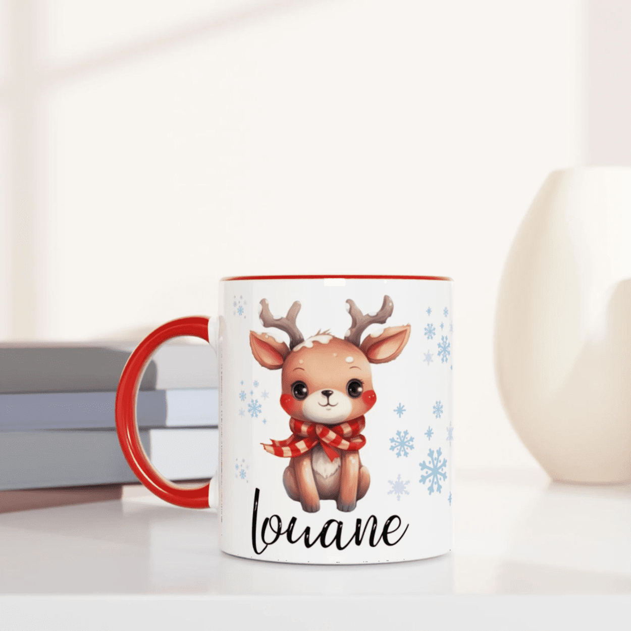 Mug personnalisé enfant avec renne et prénom, intérieur rouge, parfait pour un cadeau de Noël.