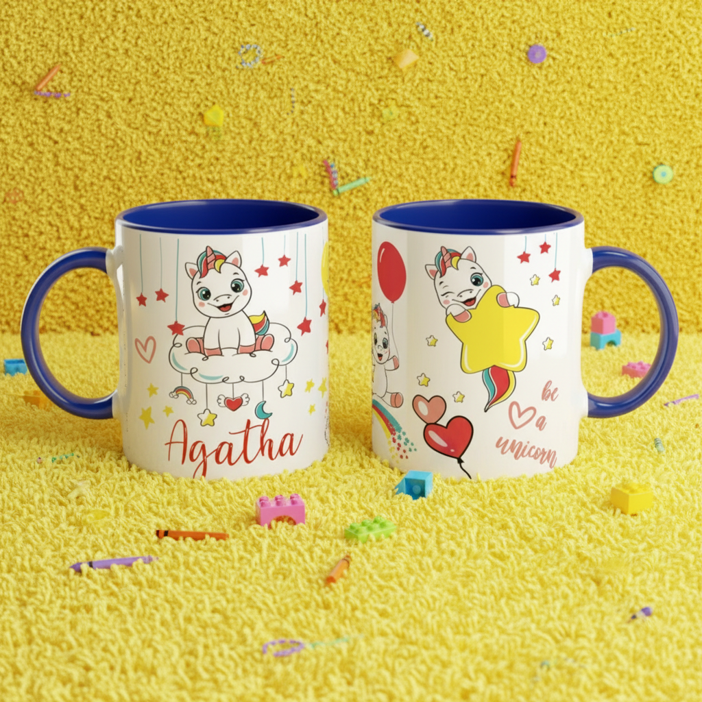 mug enfant motif licorne avec poignée bleue sur tapis jaune