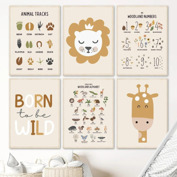 Mur décoratif avec affiches safari, animaux stylisés et illustrations éducatives pour chambre d’enfant