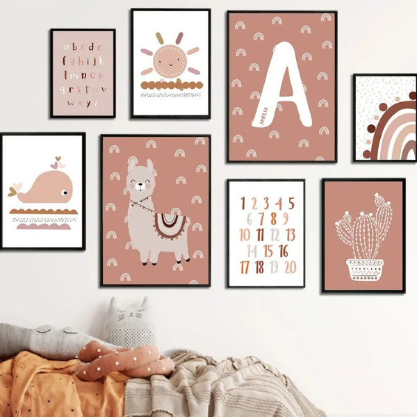 Composition murale d’affiches enfant thème bohème teracotta avec alphabet, chiffres, animaux et motifs graphiques.