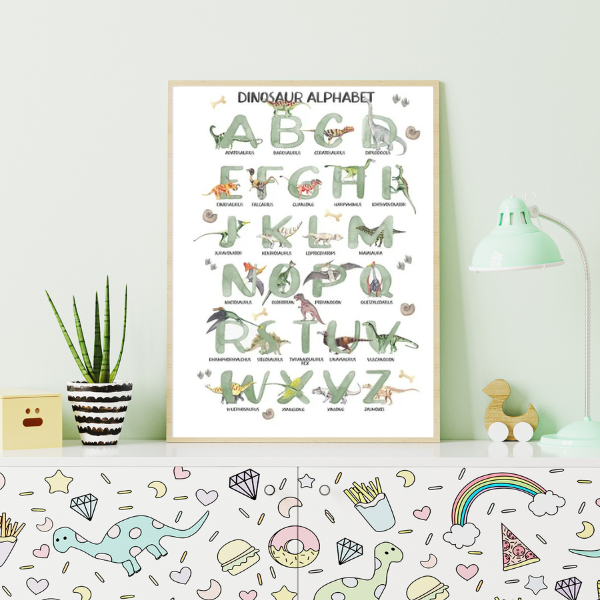 Affiche alphabet illustré avec des dinosaures et leurs noms en anglais, parfaite pour une décoration éducative et ludique.