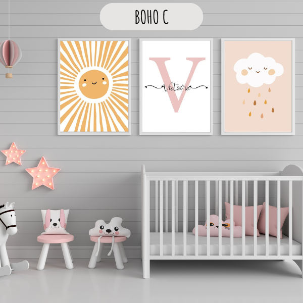 Triptyque d’affiches boho pour chambre de bébé avec soleil rayonnant, nuage décoratif et palette de couleurs naturelles.