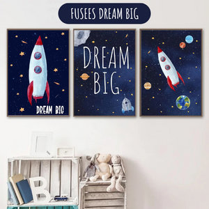 Set d’affiches astronautes, fusées et planètes pour une décoration murale personnalisée, parfaite pour un cadeau naissance garçon.