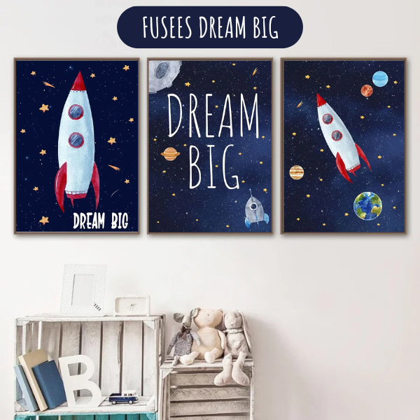 Set d’affiches astronautes, fusées et planètes pour une décoration murale personnalisée, parfaite pour un cadeau naissance garçon.