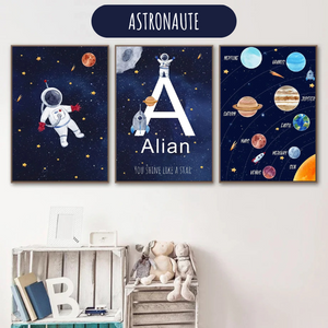 Affiche déco murale pour enfant représentant un astronaute flottant dans l’espace avec étoiles et planète Mars, impression sur toile canvas de qualité.