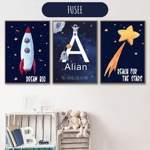 Affiche déco enfant avec fusée et étoile filante, parfaite pour une chambre bébé sur le thème de l’espace et de l’exploration interstellaire.