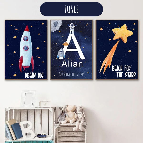 Affiche déco enfant avec fusée et étoile filante, parfaite pour une chambre bébé sur le thème de l’espace et de l’exploration interstellaire.