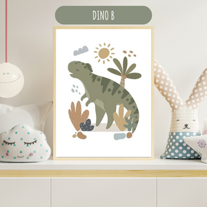 Affiche décorative avec un dinosaure vert dans un paysage naturel, idéale pour une chambre d’enfant au style nature et aventurier.