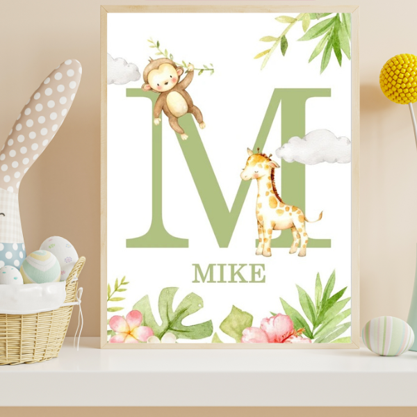Affiche murale enfant avec initiale décorée d’animaux de la jungle et feuillage, idéale pour une décoration de chambre bébé ou enfant au style safari