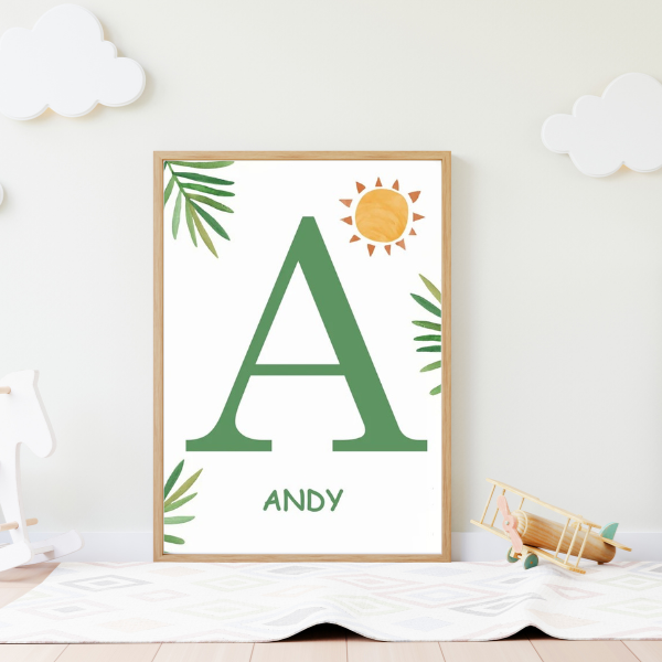 Affiche murale enfant avec grande initiale verte entourée de feuillages tropicaux et d’un soleil, décoration douce et naturelle pour chambre de bébé ou d’enfant.