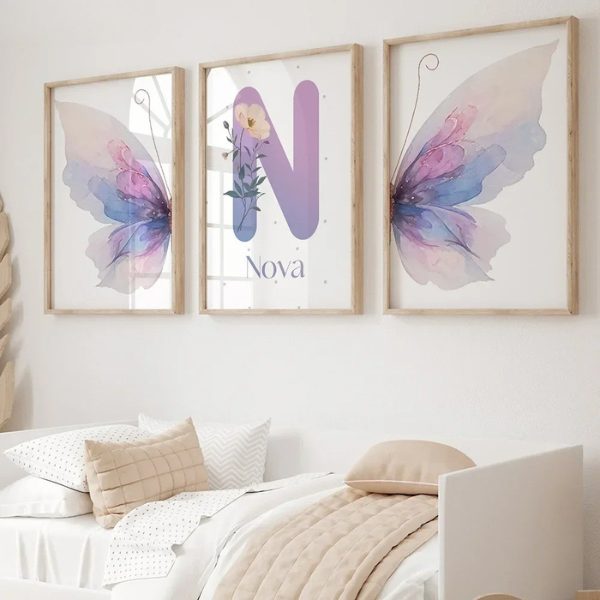 Affiche murale avec aile de papillon violet et initiale personnalisée pour chambre bébé fille