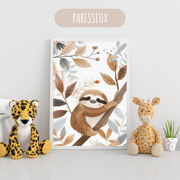 Affiche d’un paresseux suspendu à une branche, dans un décor naturel aux couleurs douces, parfaite pour apaiser l’ambiance d’une chambre d’enfant.