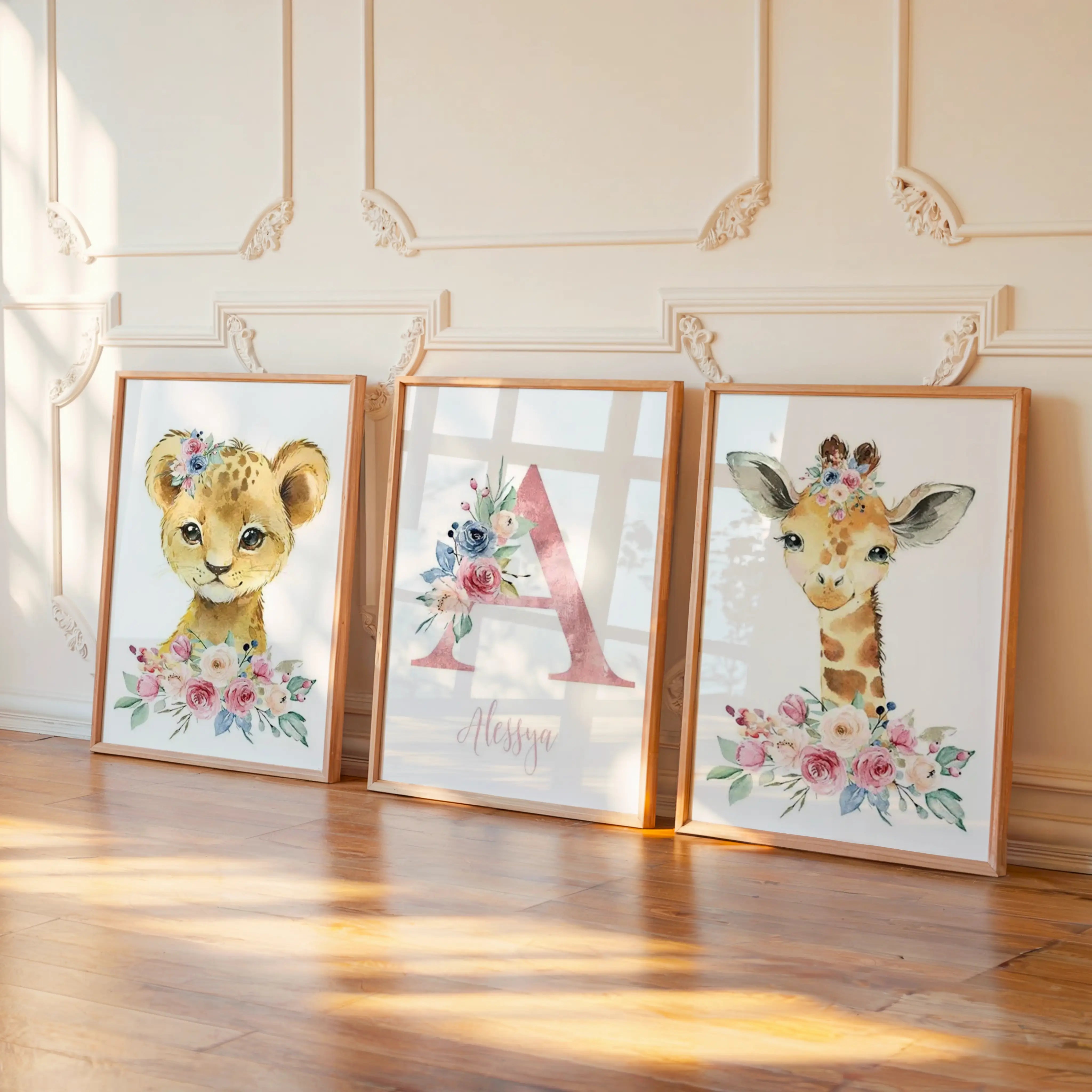 Affiches murales safari floral représentant lionceau et girafe avec bouquet de fleurs pastel. Décoration chambre bébé moderne et personnalisable, impression haute qualité sur toile coton canvas.